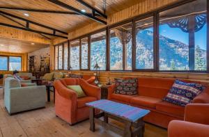 LentekhiSVANETI的山景客厅配有橙色家具