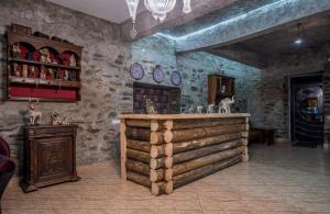 LentekhiSVANETI的客厅设有石墙和酒吧