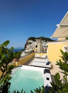 卡普里Palazzo M Capri的房屋阳台上的游泳池
