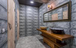 LentekhiSVANETI的浴室设有木台上的两个盥洗盆