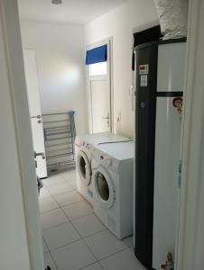 NexonLE JOLICY的洗衣房配有洗衣机和冰箱