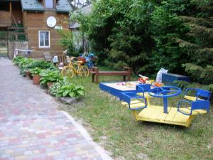 斯维季亚济Світязький хуторок的后院配有桌椅和桌椅