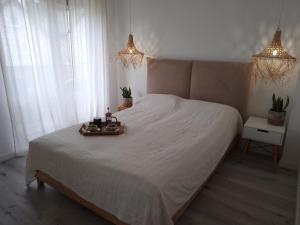 卢克钦Baltic Nature的一间卧室配有一张床,上面放着一个食物托盘