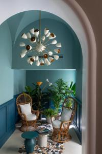 佩鲁贾Hotel Priori Secret Garden的一间带椅子和大吊灯的房间