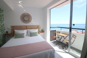 圣克鲁斯-德拉帕尔马Banana Garden La Palma的一间卧室设有一张床和一个海景阳台
