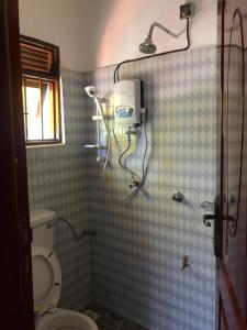 波特尔堡BIMS Vacation Rental的带淋浴和卫生间的浴室。