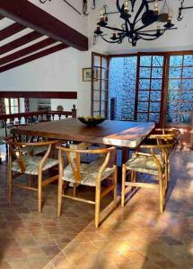 德阿Exclusive Location with direct access to the Sea的一间带木桌和椅子的用餐室