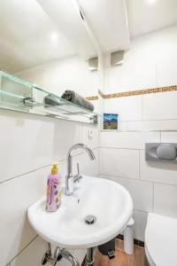 汉堡Gemütliche 3-ZKB WC SouterrainWohnung in Bestlage的白色的浴室设有水槽和卫生间。