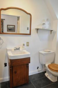 坎贝尔顿Napier House的一间带水槽、卫生间和镜子的浴室