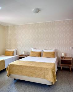 维亚纳堡Enjoy Viana - Guest House的一间卧室配有两张床和两张桌子