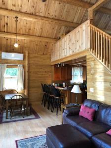Beddington Lake Log Cabin的客厅配有沙发和桌子
