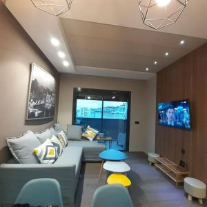 卡萨布兰卡Cosy Appartement Au Centre de Casablanca的客厅配有沙发和桌椅