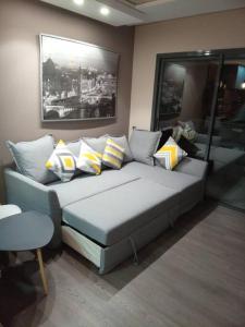 卡萨布兰卡Cosy Appartement Au Centre de Casablanca的客房内的沙发上配有枕头