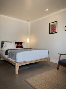 马尔法Thunderbird Hotel的卧室配有一张床