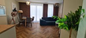普沃茨克Mazovia Gold Apartament 101的客厅配有蓝色的沙发和桌子