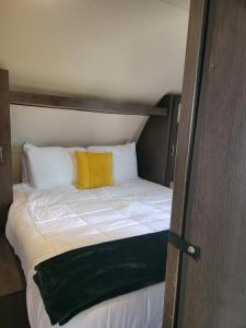 Bolivar PeninsulaBeach and Bay Glamping的床上有一个黄色枕头
