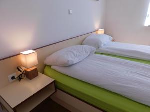 卢布尔雅那Apartment Riverside的小卧室配有带白色床单和枕头的床