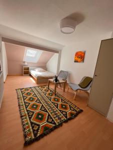 基尔Ein schönes Zimmer in Kiel的卧室配有一张床,地板上铺有地毯