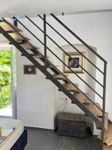 奥帕提亚Amorino Apartman Studio的房屋内有楼梯的人