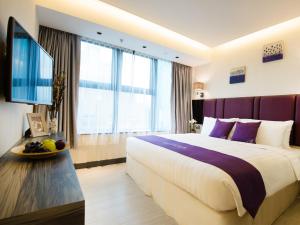 香港尖沙咀宝轩酒店的酒店客房设有一张大床和一台电视。