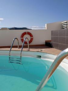 波多黎各以斯拉伯尼塔公寓式酒店的一艘带红色软管的游轮上的游泳池