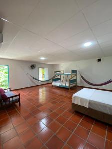 阿瓜奇卡Cabaña Villa Mary-Aguachica的客房设有两张床和吊床。