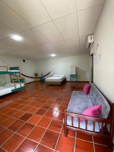 阿瓜奇卡Cabaña Villa Mary-Aguachica的一间配有沙发和两张床的房间