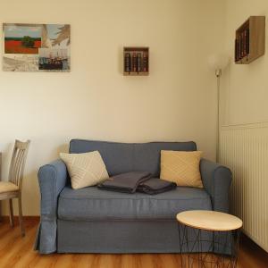 洛默Ferienwohnungen Rügen-Glück的客厅配有蓝色的沙发和桌子