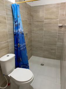 阿瓜奇卡Cabaña Villa Mary-Aguachica的浴室设有卫生间和蓝色的浴帘。