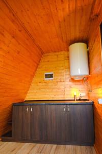 Cabanele Adyana&Raysa的客房拥有木制天花板、水槽和灯