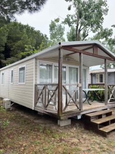 勒格罗-迪鲁瓦Mobile home camping的移动房屋 - 带门廊和甲板