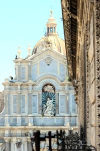 卡塔尼亚Duomo Housing Catania Le Suites的一座大建筑,前面有雕像