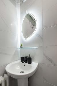 诺维萨德Old Town Rooms的白色的浴室设有水槽和镜子