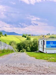 MizernaBIWAK Na Sygulnej Przywieź namiot的停在土路一侧的大篷车