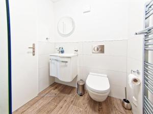 沙博伊茨Mein Strand Apartment的白色的浴室设有卫生间和水槽。