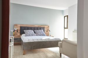 La Pola de GordónHOSTAL FONTAÑAN的一间卧室配有一张带木制床头板的床