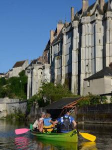 沙托丹La Dunoise的一群人乘独木舟在城堡前的水中