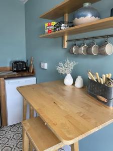 克里克豪厄尔Cosy 2 bed flat in Crickhowell的一间厨房,内设一张木桌