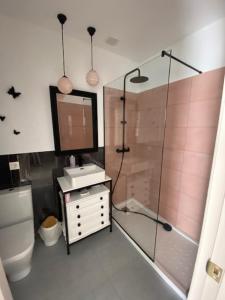 Perales del PuertoLa casa de Alejandra的带淋浴、盥洗盆和镜子的浴室