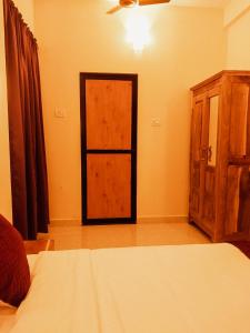 尼禄Casa De Menorah的一间卧室配有一张床和一个木制橱柜
