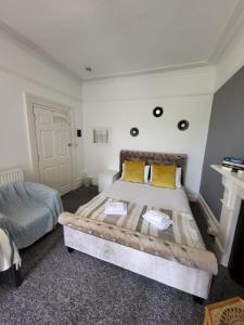 托基Aremo Room 1的一间卧室配有一张带黄色枕头的大床