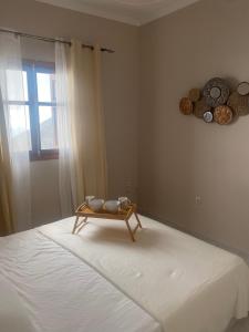 卡尔帕索斯Oxo Kamara Apartment的一间设有一张桌子和一张床铺的房间