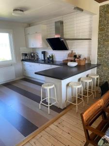 哥德堡Villa Rydholm 15 minutes from Gothenburg Center的厨房配有黑色柜台和凳子