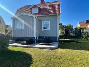 哥德堡Villa Rydholm 15 minutes from Gothenburg Center的后院带热水浴池的房子