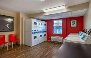 韦恩堡美国长期入住酒店-韦恩堡南的大型客房配有洗衣机和烘干机