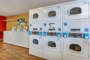 埃尔帕索埃尔帕索 - 机场长住公寓式酒店的洗衣房里的洗衣机