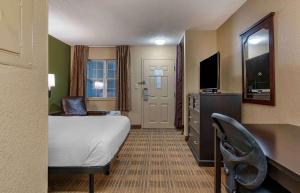 列克星敦列克星敦 - 尼古拉斯维尔路 - 美国长住酒店的酒店客房配有一张床、一张书桌和一台电视。