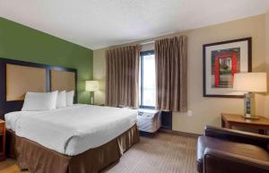 埃尔帕索美国-埃尔帕索-西部长住酒店的酒店客房设有床和窗户。