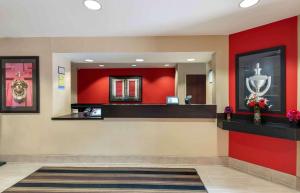 印第安纳波利斯印第安纳波利斯机场长住酒店的大堂设有红色的墙壁和现金柜台