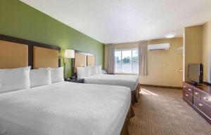 埃尔帕索美国-埃尔帕索-西部长住酒店的酒店客房设有两张床和电视。